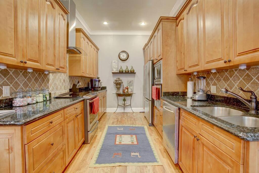 Sleeps16, 11-Person Swim-Spa, Spacious Home, Close To Downtown, Beltline, And Walk To Restaurants, 75" Tv, 2 Person Jacuzzi, Ping Pong Atlanta Exterior photo